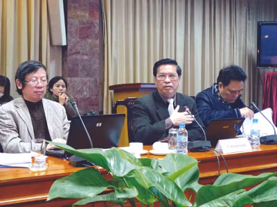 Các nhà khoa học, quản lý về hạt nhân Việt Nam dõi theo sự cố cháy nổ ở nhà máy hạt nhân Fukushima- Nhật Bản (ảnh cuộc họp của Bộ KH&CN hôm qua)	Ảnh: Mỹ Hằng