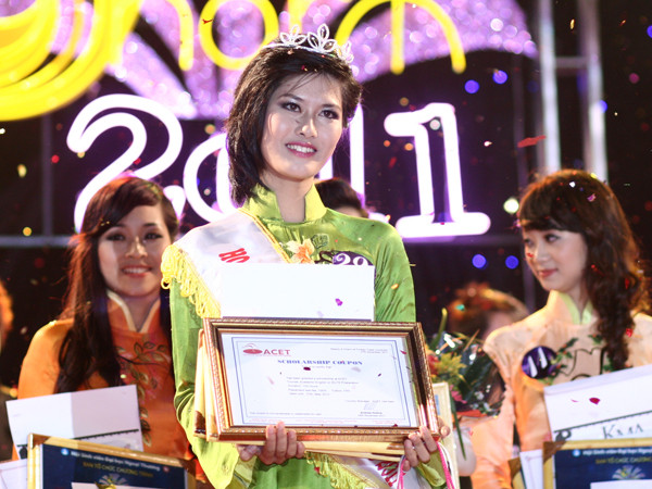 Ngắm hoa khôi Ngoại thương