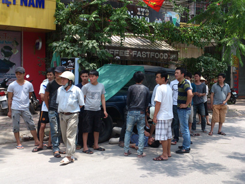 Va quệt xe máy, nam thanh niên nguy kịch