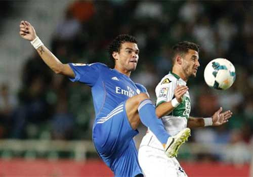 Ronaldo cứu Real với pha phạt đền tranh cãi