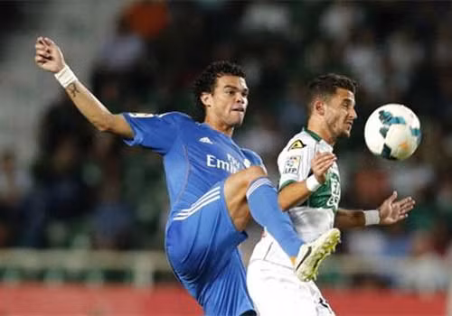 Ronaldo cứu Real với pha phạt đền tranh cãi