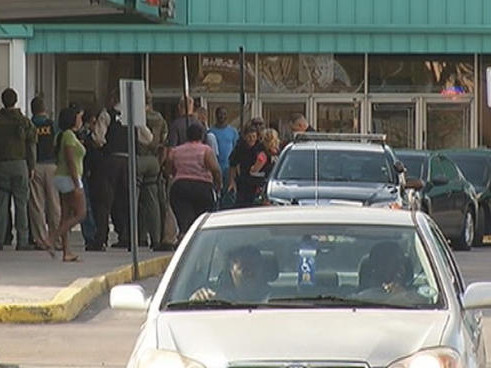 Hai cô gái đánh nhau, gần 300 người bị lôi kéo