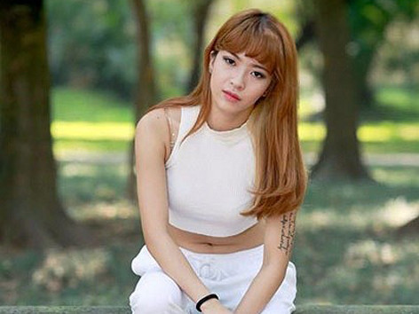 HLV thể dục xăm mình, gây sốt trên mạng