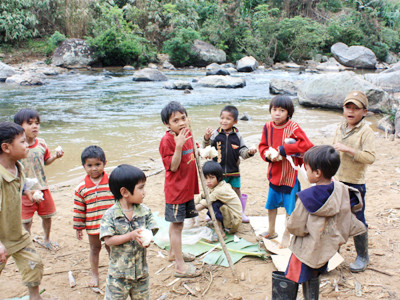 Trẻ em ở bản Ka Lô rất đông