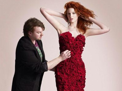 Chiếc váy làm từ gần 2000 bông hồng