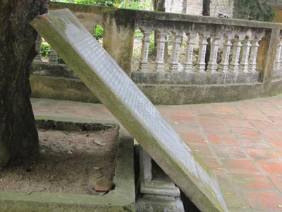 Bé 10 tuổi bị bia chùa đè chết