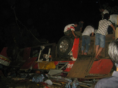 Thứ trưởng GTVT vào hiện trường vụ lật xe khách