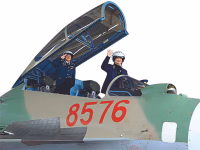 Thủ tướng trên 'hổ mang chúa' Su-30MK2