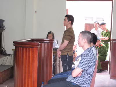 Vụ 3 công an trấn lột gái mại dâm: Tranh luận nảy lửa