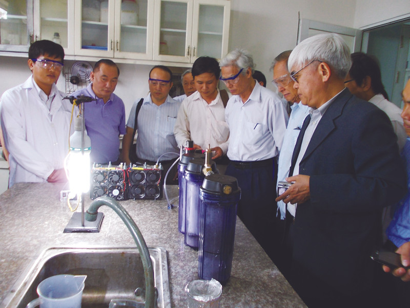 Buổi thực nghiệm sáng qua của TS Khê về chiếc máy phát điện bằng nước. Ảnh C.Trung