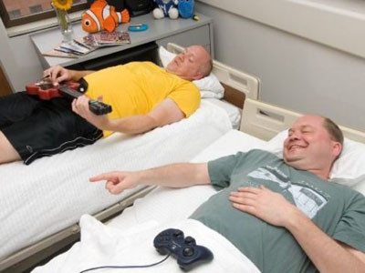 Nằm xem TV nhận lương 5.000 USD/tháng