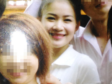 Bị chích roi điện, nữ tiếp viên đâm chết người