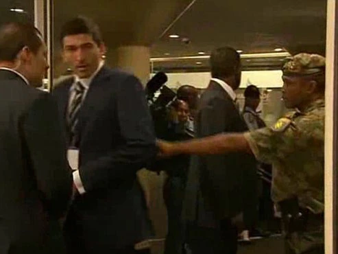 An ninh Nam Phi không cho một số vệ sỹ của ông Putin vào phòng họp