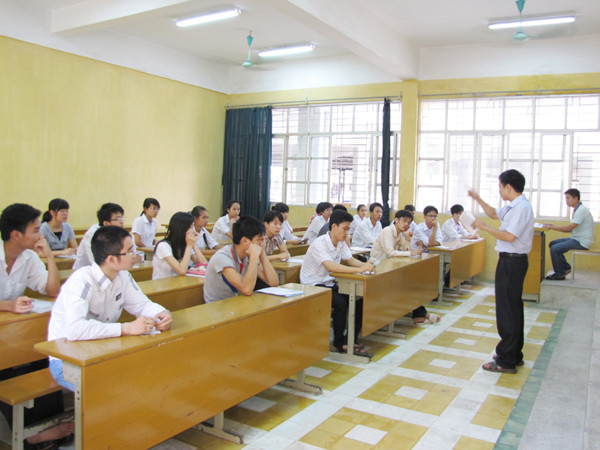 Thi vào ĐH căng thẳng, nhưng ra trường nhiều bạn lại đi số lùi. Ảnh: Trường Phong