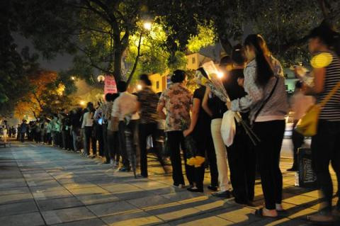 Hàng ngàn người chờ tới đêm mong viếng Đại tướng