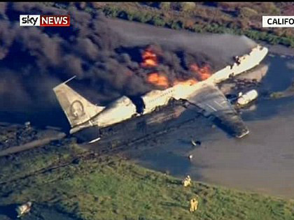 Boeing 707 của quân đội Mỹ bốc cháy dữ dội