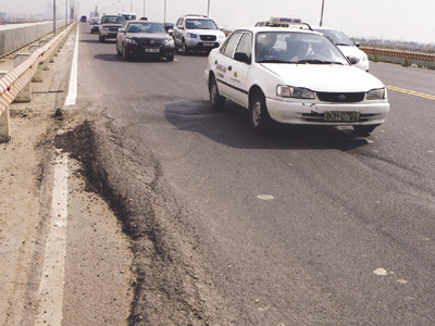 Mặt cầu Thăng Long hỏng: Hết đổ cho thời tiết lại đến ôtô