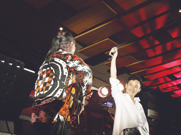 Tùng Dương và bạn diễn Nguyên Lê tại Hà Nội. Ảnh: Nguyễn Mạnh Hà