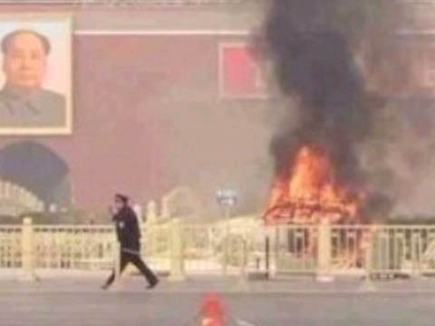 Chiếc xe jeep bốc cháy trước quảng trường Thiên An Môn