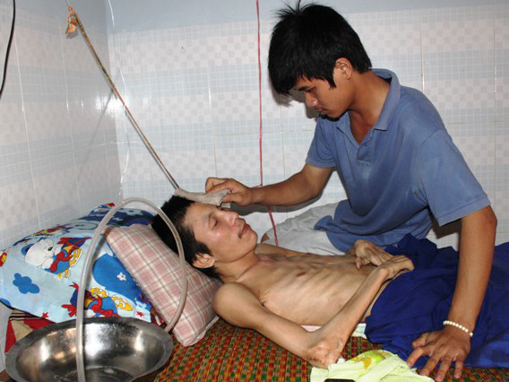 Chàng trai bốn năm chăm sóc hàng xóm nhận học bổng