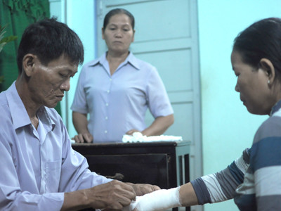 Ba mươi năm chữa bệnh miễn phí