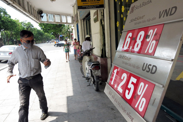 Người dân hoang mang vì những chiêu huy đọng vốn của ngân hàng