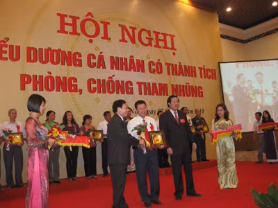 Ông Hoàng Văn Khánh, Tổng GĐ Cty cổ phần Dệt may Hải Phòng nhận hoa tuyên dương người tố cáo tham nhũng