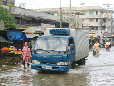Chợ Thanh Đa (quận Bình Thạnh) ngập lênh láng, hoạt động mua bán bị ngưng trệ	Ảnh: L.T