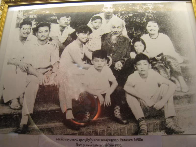 Ảnh bà Kỳ Nam và các con chụp chung với Bác Hồ, năm 1960