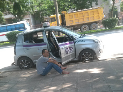 Sau một cuốc khách trưa (chụp tại khu đô thị Mỹ Đình) Ảnh: SL