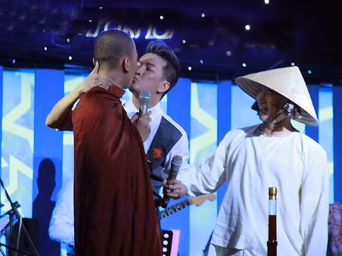 'Khóa môi' nhà sư, Mr.Đàm bị phạt thế nào?