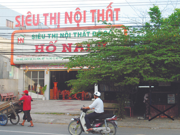 Căn chòi bà Nguyễn Kim Phượng (x) cạnh khu đất bị mất