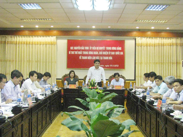 Đưa cán bộ trẻ về cơ sở