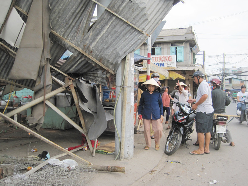Gió xoáy thổi sập quán ăn, người dân hoảng loạn