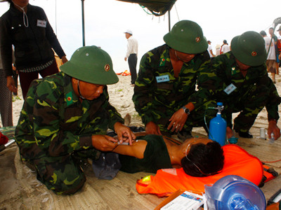 Diễn tập cứu nạn trên biển Cửa Đại Ảnh: Nguyễn Thành