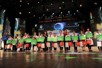 VIETCOMBANK CHUNG TAY “ THẮP SÁNG ƯỚC MƠ THIẾU NHI VIỆT NAM 2013”