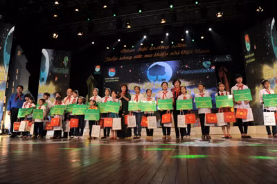 VIETCOMBANK CHUNG TAY “ THẮP SÁNG ƯỚC MƠ THIẾU NHI VIỆT NAM 2013”