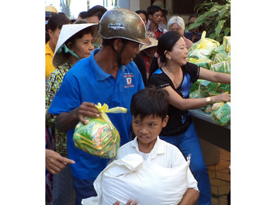 Lo quà, bánh chưng cho người nghèo