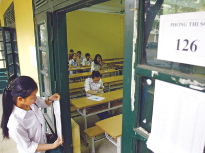 Bắt đầu kì thi Đại học: Băn khoăn với thiết bị thông minh