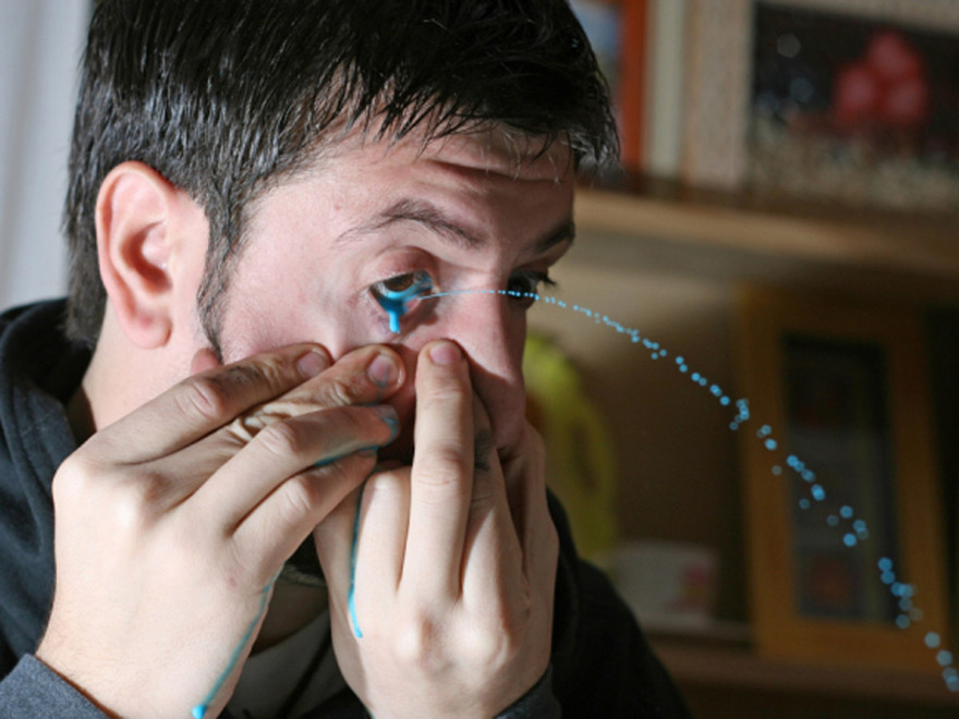 Sốc với nghệ sĩ vẽ tranh bằng … mắt