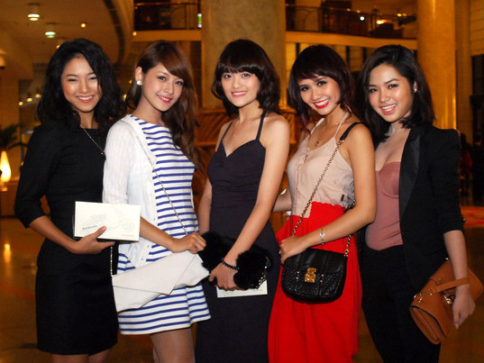 'Hot girl' Hà thành tụ hội khoe sắc