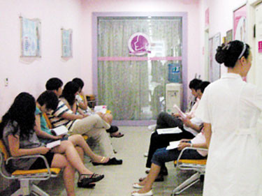 Học sinh được giảm giá khi... phá thai