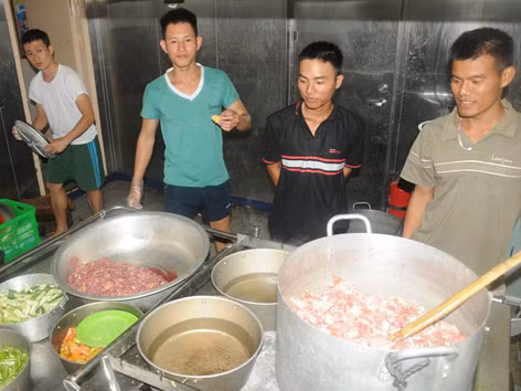 Những 'anh nuôi' trên tàu ra Trường Sa