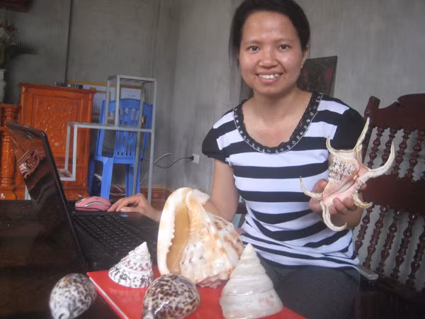 Thanh bên tập ký cùng những tặng phẩm của lính đảo Trường Sa