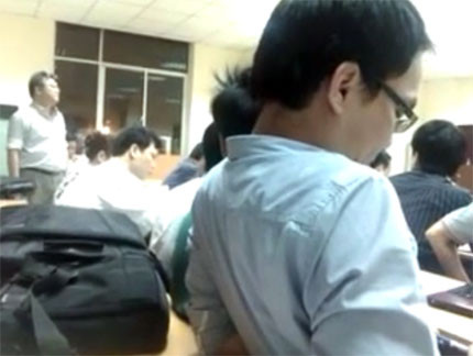 Hình ảnh lớp học trong clip trò cãi thầy