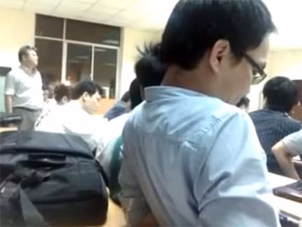 Hình ảnh lớp học trong clip trò cãi thầy