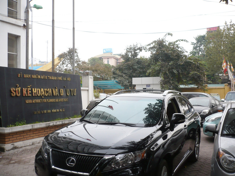 Nhà để xe biến thành trụ sở, hè đường trước Sở KH&ĐT biến thành bãi đỗ ô tô. Ảnh: Trọng Đảng