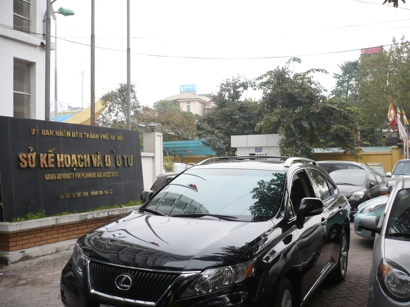 Nhà để xe biến thành trụ sở, hè đường trước Sở KH&ĐT biến thành bãi đỗ ô tô. Ảnh: Trọng Đảng