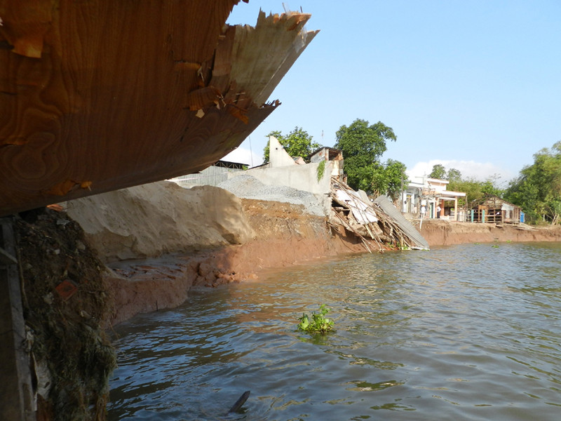 Sạt lở bờ sông Hậu đe dọa QL91