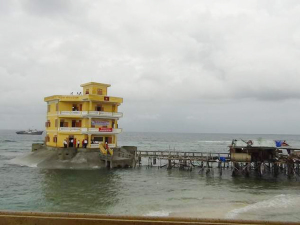 Nhà nổi trên đảo Đá Tây